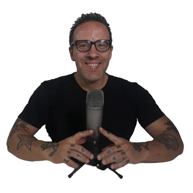 Daniel Gustavo Soutullo, sonriendo frente a un micrófono